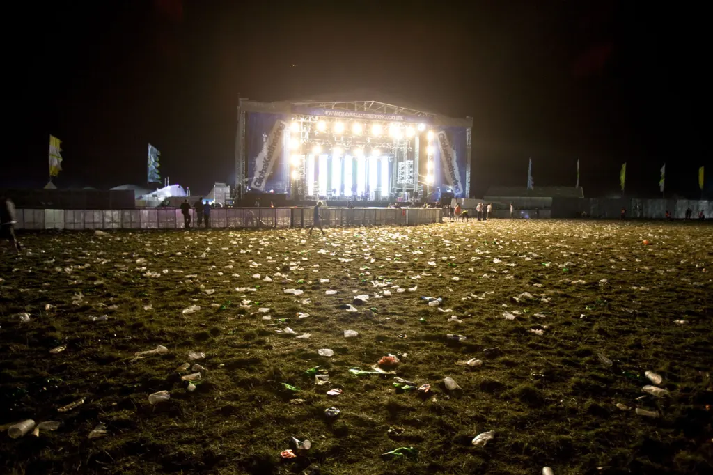 Festivalgoers and atmosphere at Global Gathering 2009